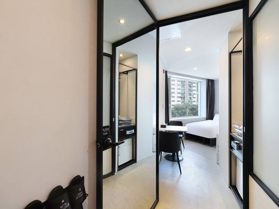 Habitación triple familiar | Ropa de cama de alta calidad y edredones de plumas