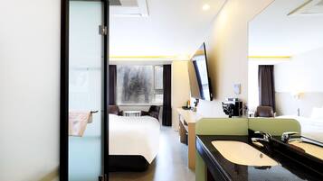 Una cassaforte in camera, una scrivania, tende oscuranti, Wi-Fi gratuito