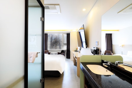 Habitación Deluxe doble | Caja fuerte, escritorio, cortinas opacas y wifi gratis