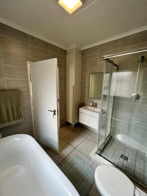Bathroom - Waterfall City - Luxury, aesthetic 3 bedroom apartment, near the Mall of Africa. (Midrand)