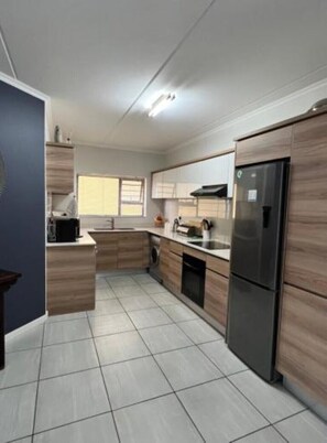Oven - Waterfall City - Luxury, aesthetic 3 bedroom apartment, near the Mall of Africa. (Midrand)