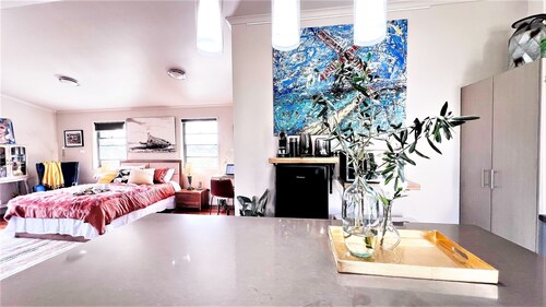 Romantic getaway cottage with beautiful sunset views near mulitple hiking trails