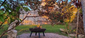 Property grounds - Romantic getaway cottage with beautiful sunset views near mulitple hiking trails (Kureelpa)