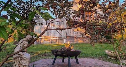 Romantic getaway cottage with beautiful sunset views near mulitple hiking trails