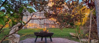Romantic getaway cottage with beautiful sunset views near mulitple hiking trails