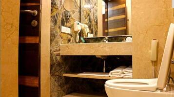 Deluxe Room | Bathroom | Shower, rainfall showerhead, free toiletries, hair dryer