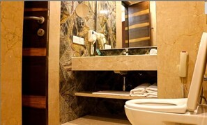 Quarto luxo | Banheiro | Chuveiro, chuveiro com efeito de chuva, produtos de toalete grátis 