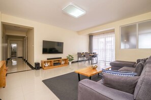 Smart TV, stereo - Luxury Condo in Kilimani (Kilimani, Nairobi)