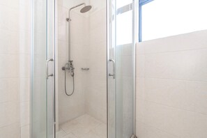 تجهيزات دش، مجففات شعر، مناشف، صابون