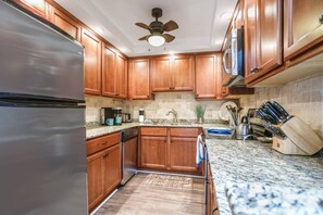 Fridge, microwave, oven, stovetop - Walk to Beach | Water View | Heated Pool plus Heated Baby Pool | Clay Tennis Courts (Siesta Key)