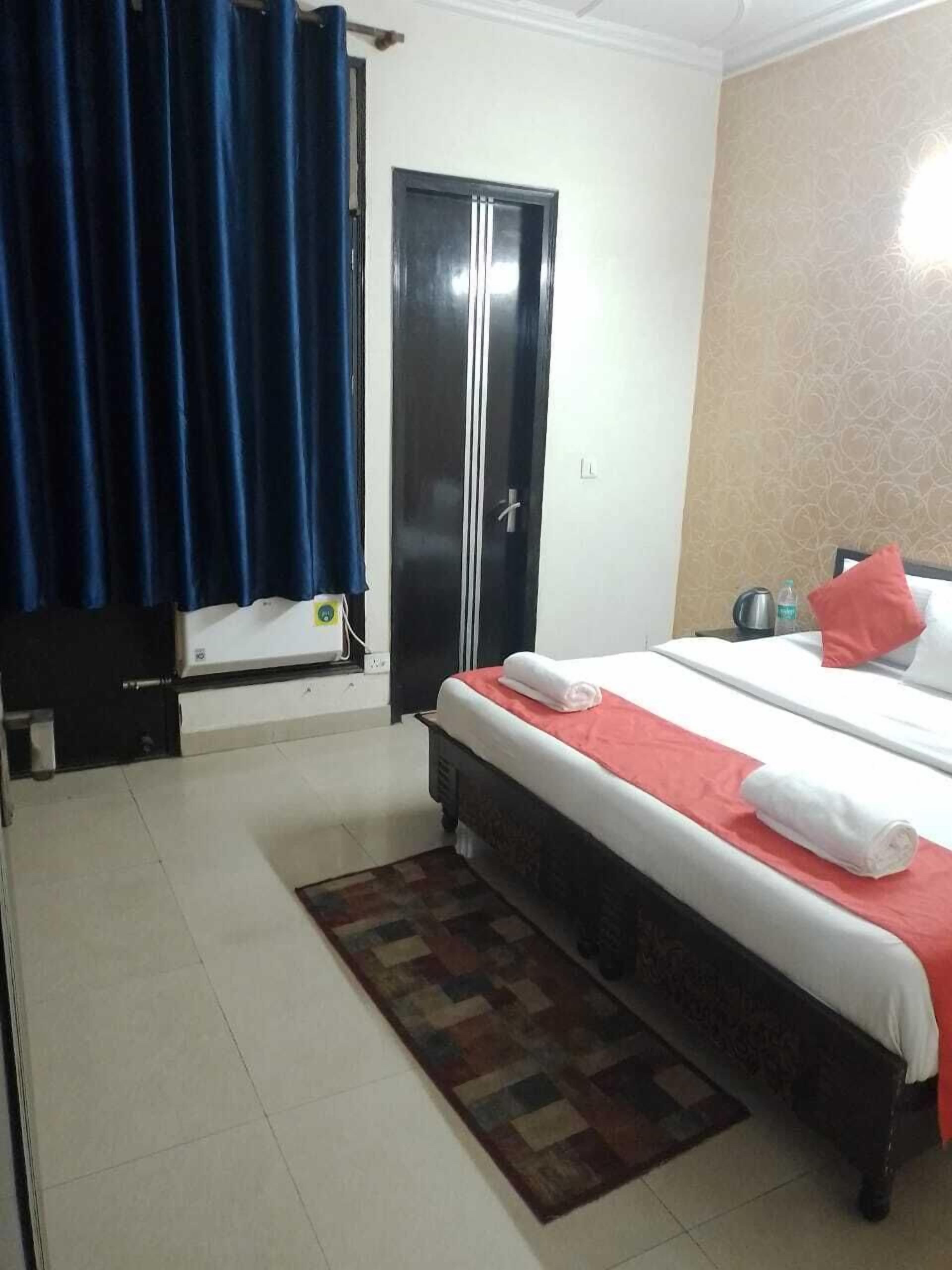 Deluxe Room | Living area | 32-inch LED TV with digital channels, TV