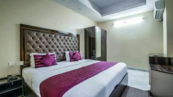 Desk, free WiFi, wheelchair access