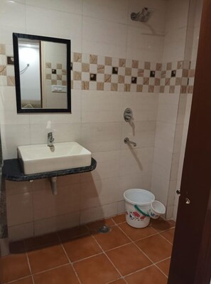 Standard Room | Bilik Mandi | Pancuran mandi, hulu semburan hidrourut, jubah mandi, sabun 