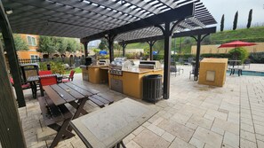 Outdoor dining - Vino Bello next to Meritage Resort "Taste of Napa". 2 Double Beds, Sleeps 4. (Napa)