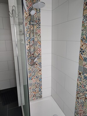 تجهيزات دش، مجففات شعر، مناشف، صابون