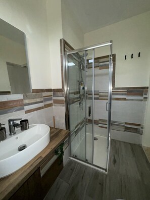 Basic Room | Bathroom | Free toiletries, hair dryer - Il Casello Country House  (Sciacca)