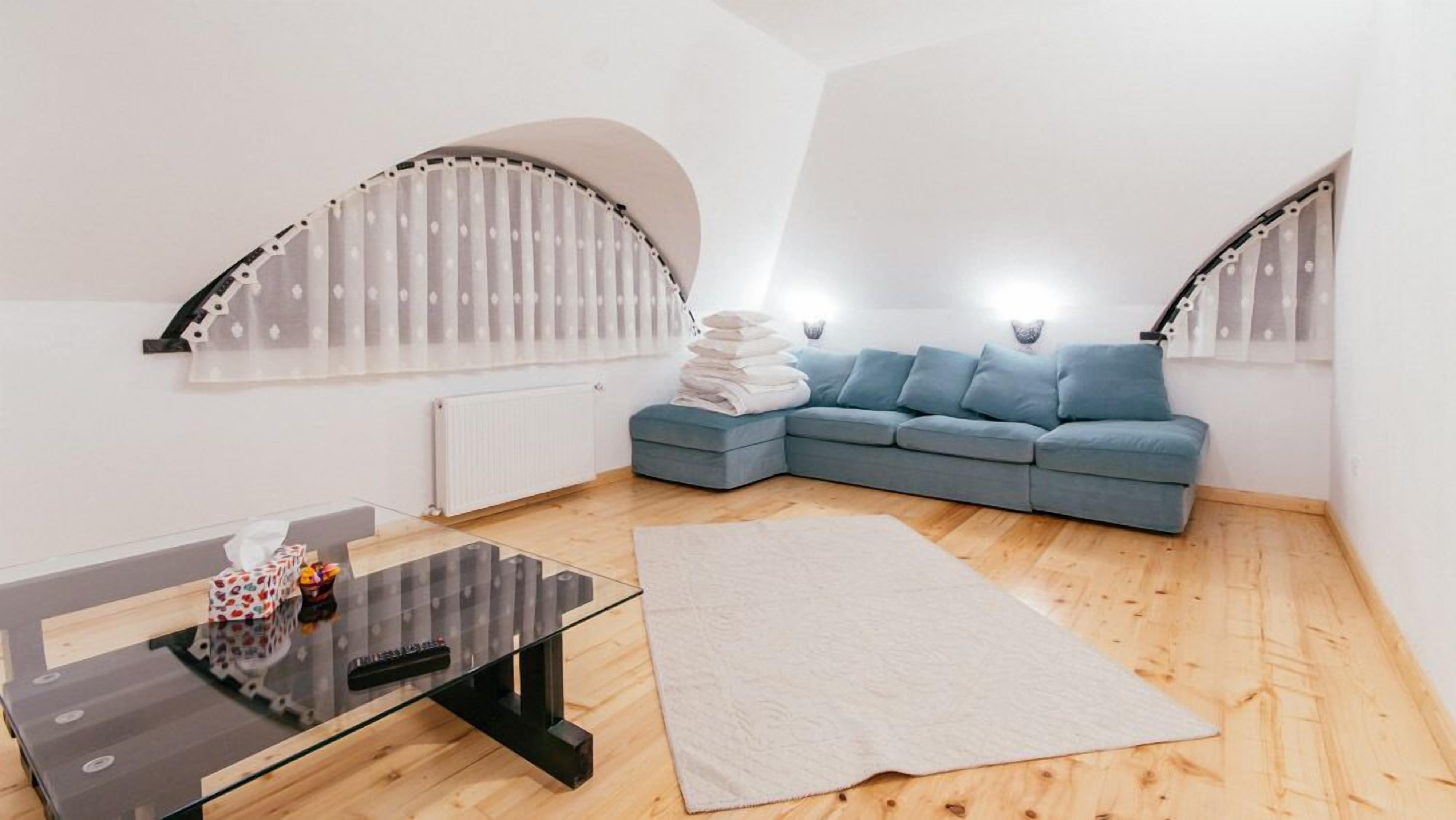 Traditional Studio Suite | Desk, laptop workspace, soundproofing, iron/ironing board