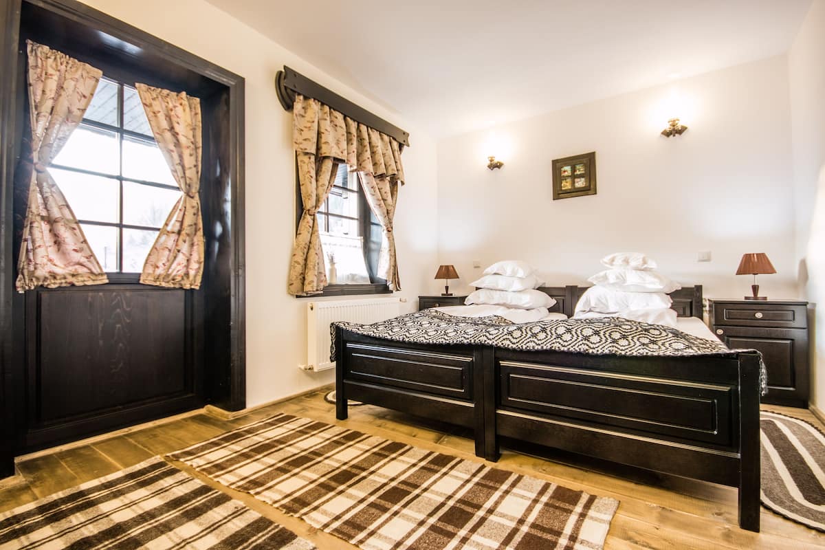 Traditional Double or Twin Room | Desk, laptop workspace, soundproofing, iron/ironing board