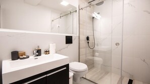 Traditional-Dreibettzimmer | Badezimmer | Hausschuhe