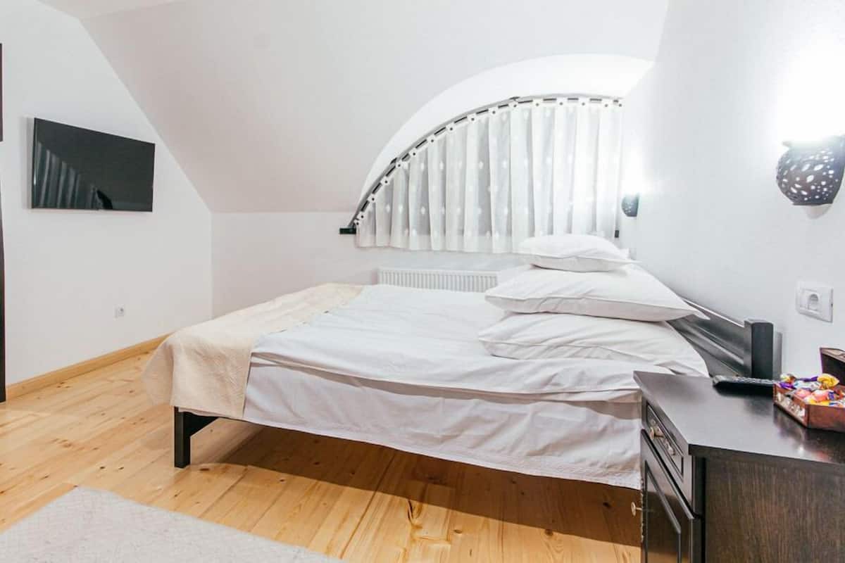 Traditional Triple Room | Desk, laptop workspace, soundproofing, iron/ironing board