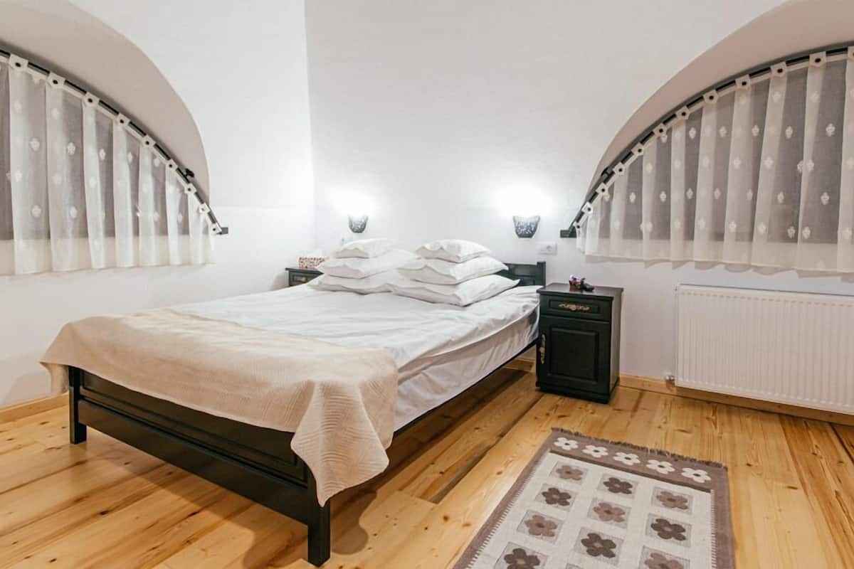 Traditional Studio Suite | Desk, laptop workspace, soundproofing, iron/ironing board