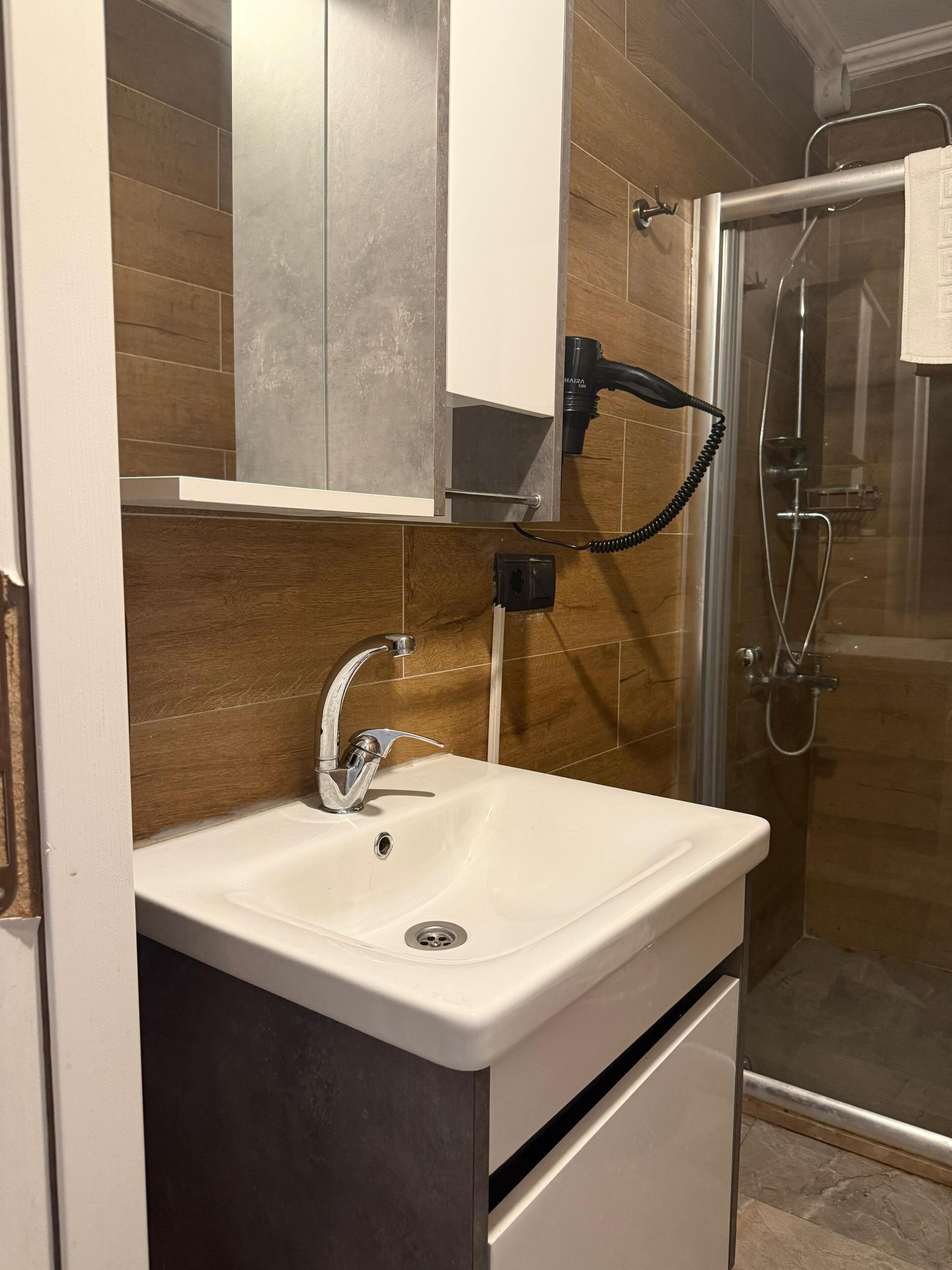 Douche, douche à « effet pluie », articles de toilette gratuits