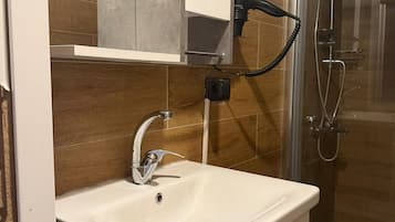 Een douche, een regendouche, gratis toiletartikelen, een haardroger