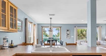 Family Tides - Gulf Front, Wifi, Pet Friendly, Great views, Sleeps 9