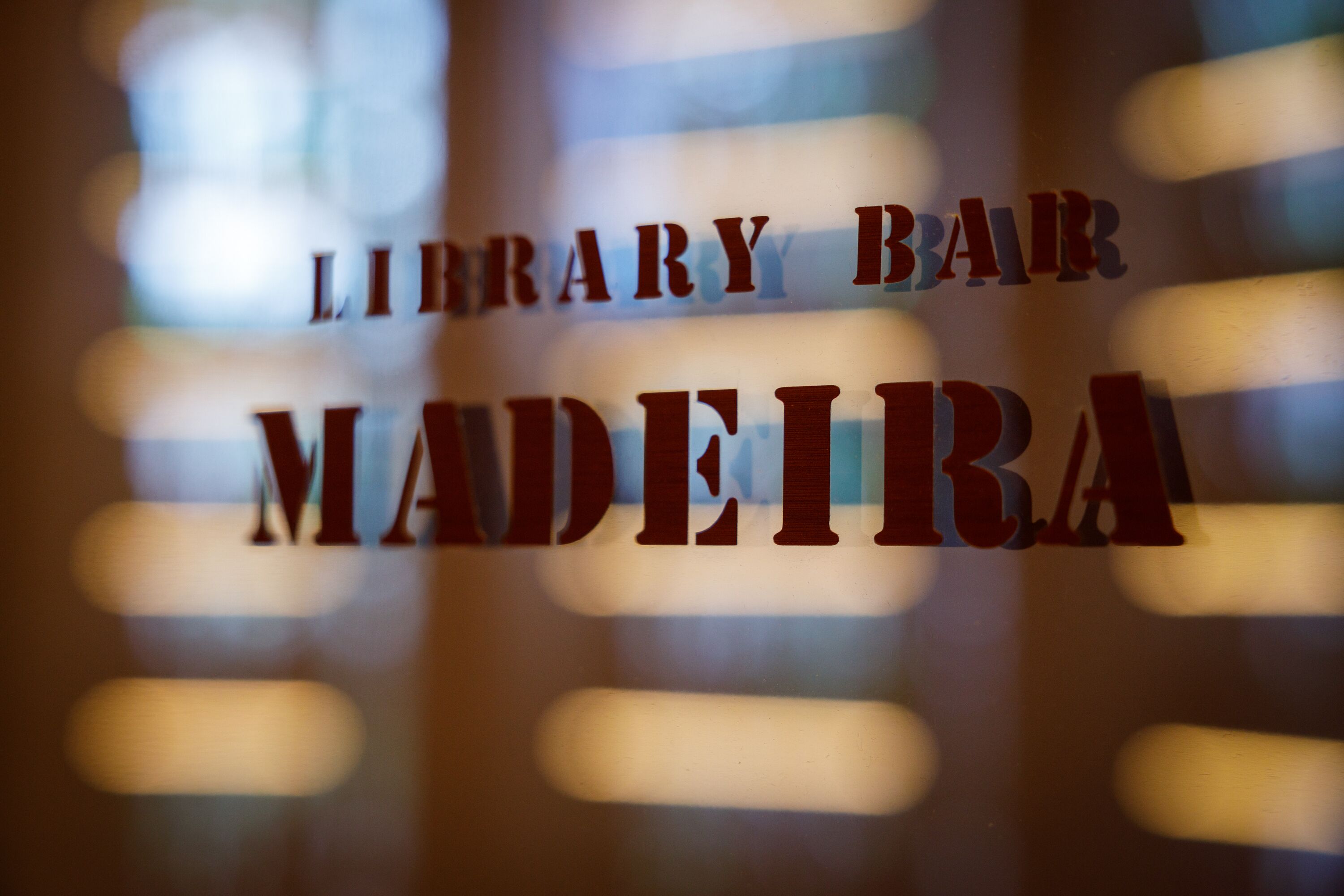 Ein Schild mit dem Schriftzug 'LIBRARY BAR MADEIRA'.