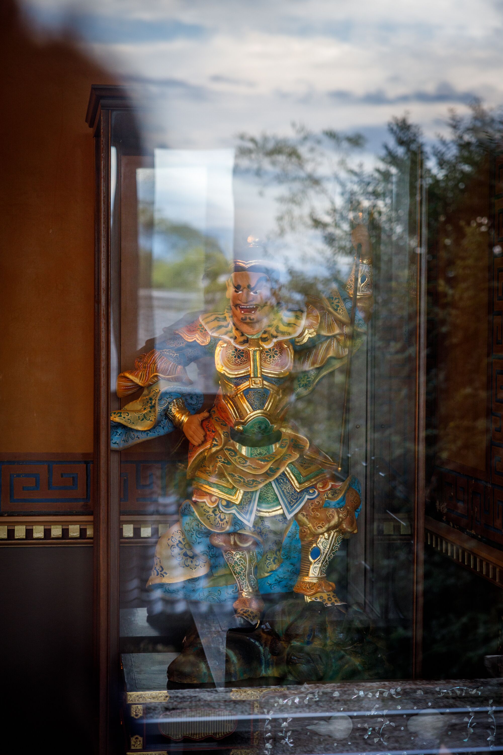 Eine traditionelle chinesische Opernmaske in einer Vitrine.