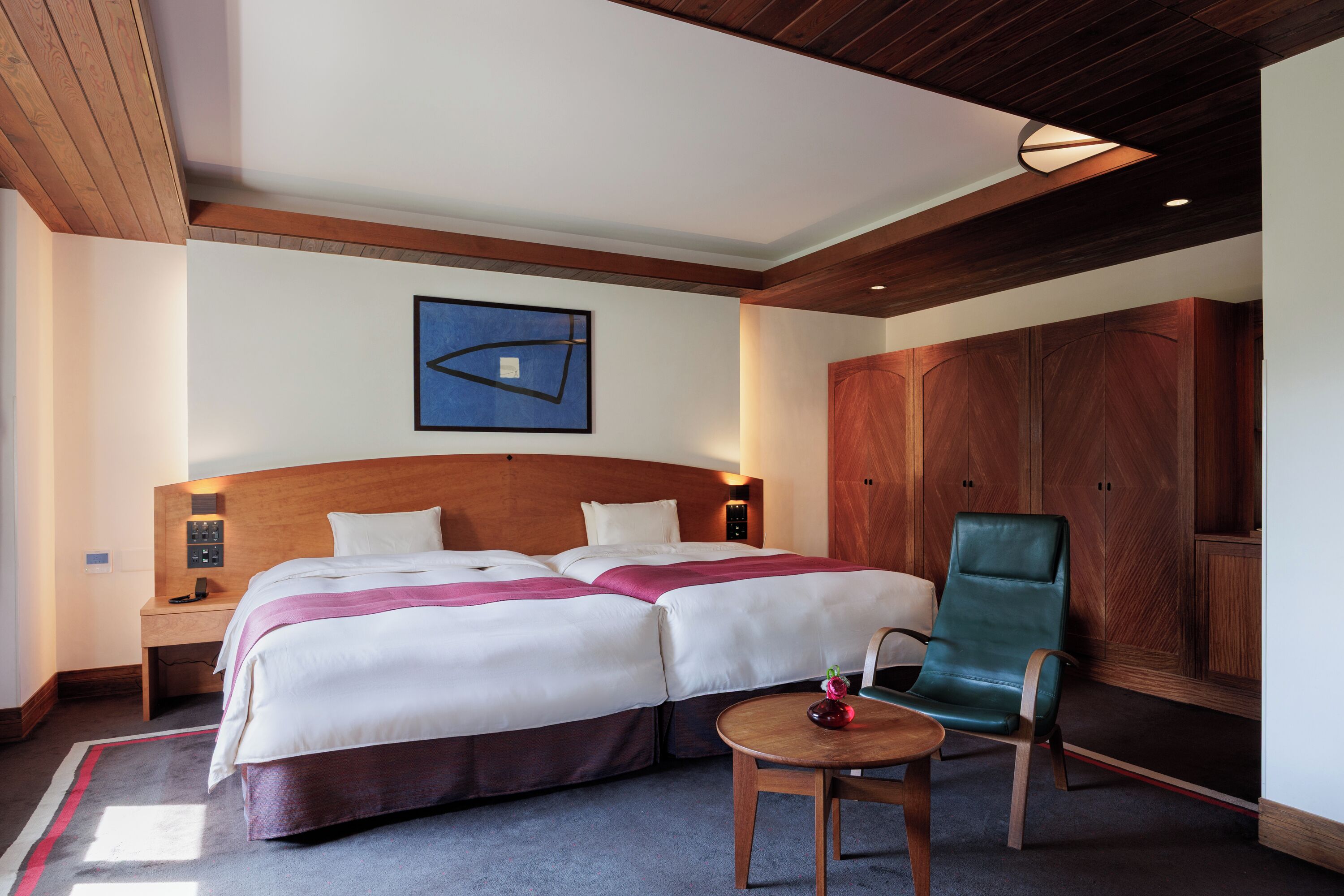 Twin Room, Non Smoking (Cypress View) | Bar mini, peti besi dalam bilik, langsir/tirai gelap terus 