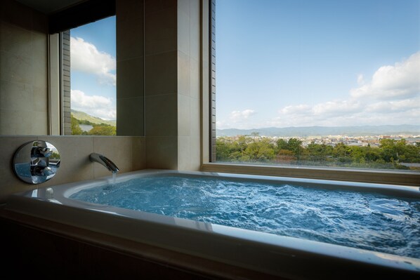 Una bañera con vista a un lago y montañas.