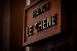 Näkyvillä on puinen kyltti, jossa lukee: ”FRENCH LE CHENE”.