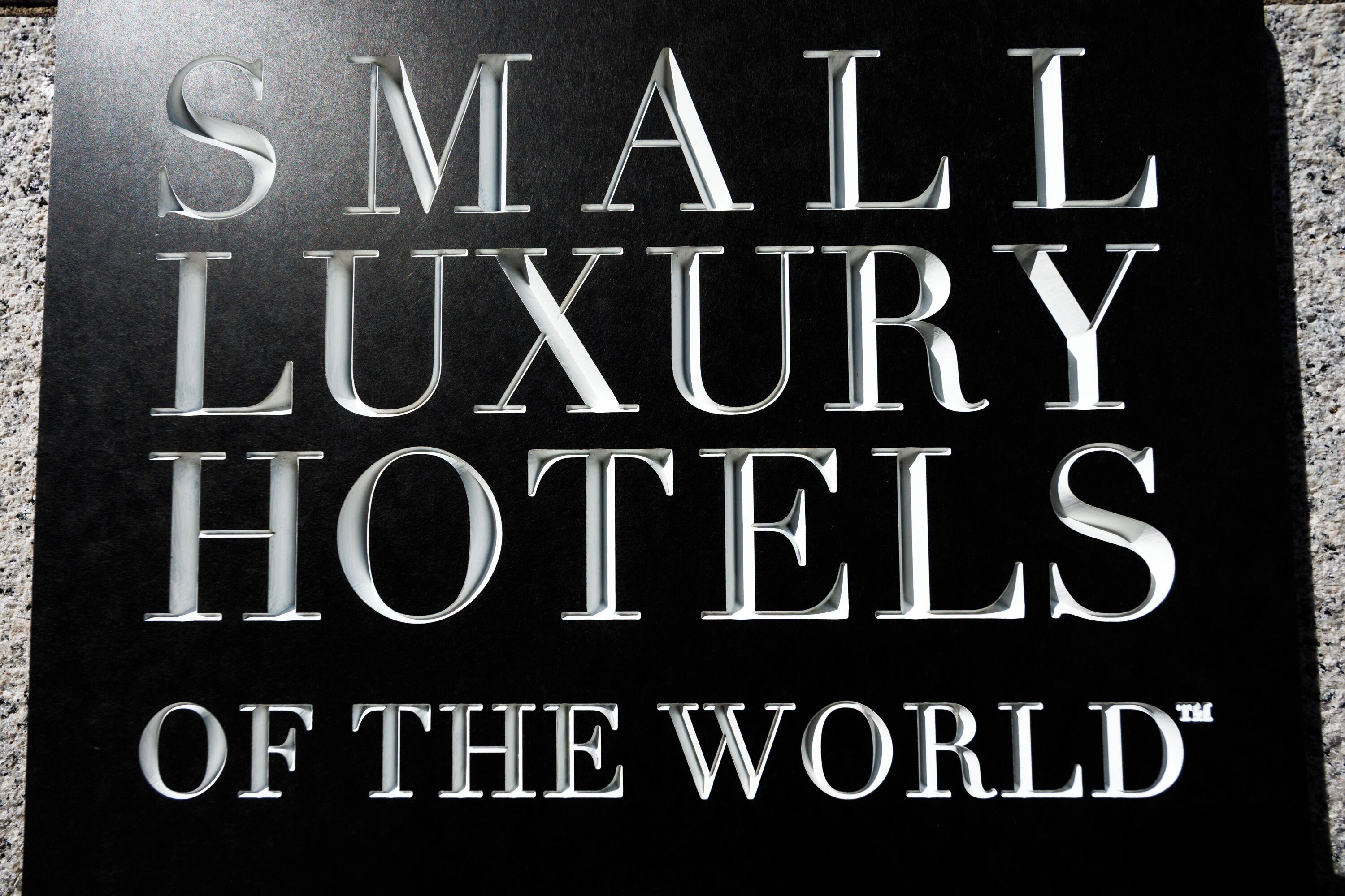 Een bord met de tekst 'SMALL LUXURY HOTELS OF THE WORLD'.