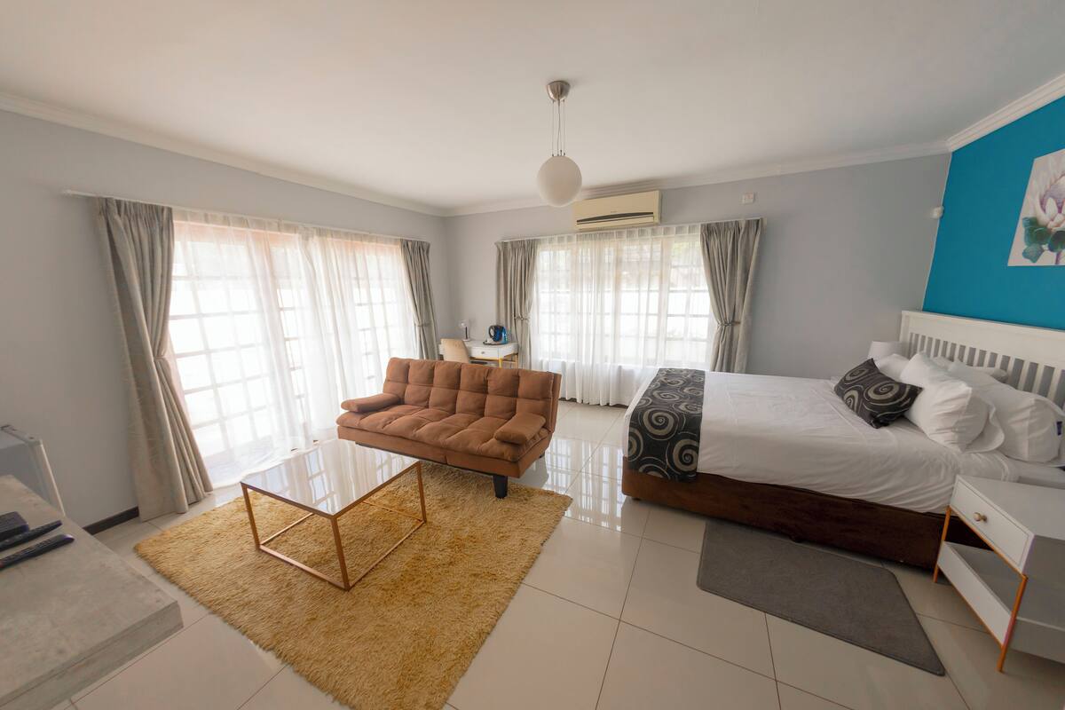 Executive Double Room | In-room safe, desk, iron/ironing board (on request), WiFi (free)