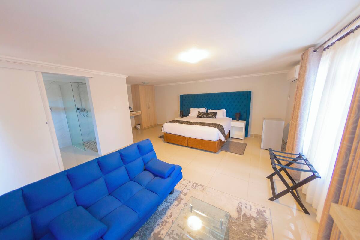 Executive Double Room | In-room safe, desk, iron/ironing board (on request), WiFi (free)