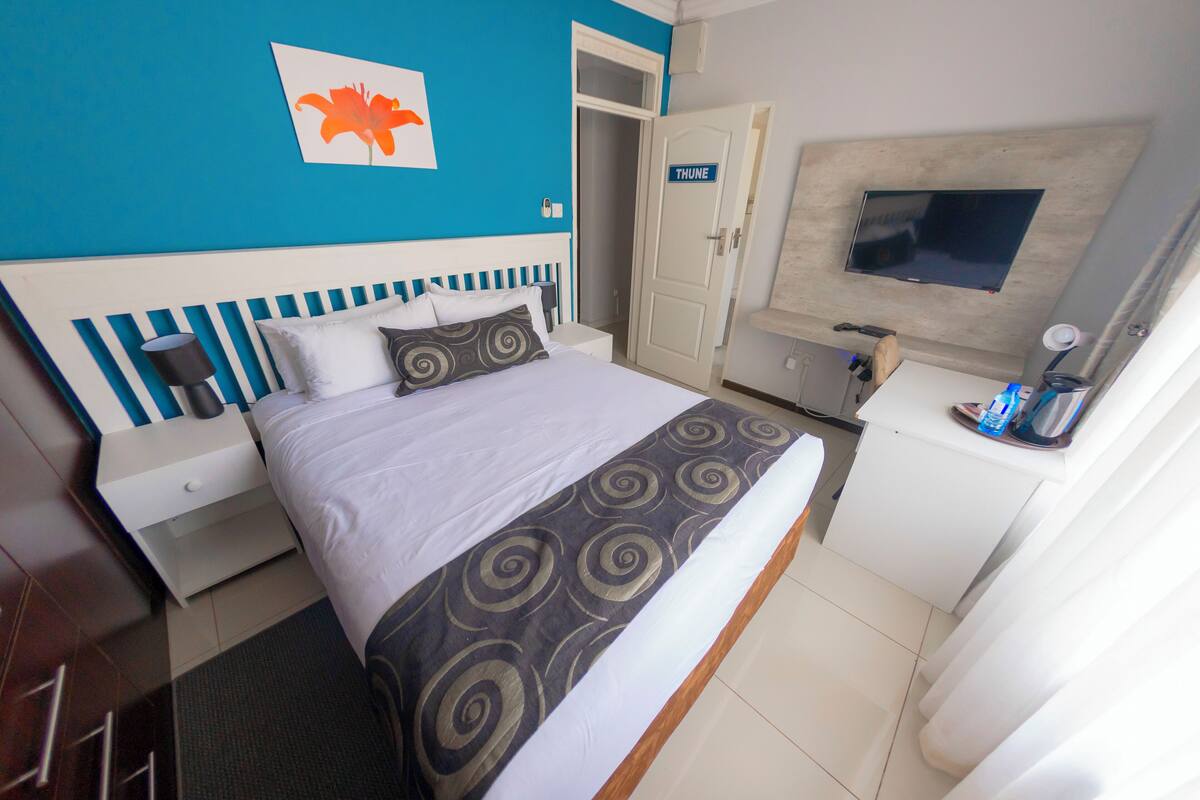 Deluxe Double Room | In-room safe, desk, iron/ironing board (on request), WiFi (free)