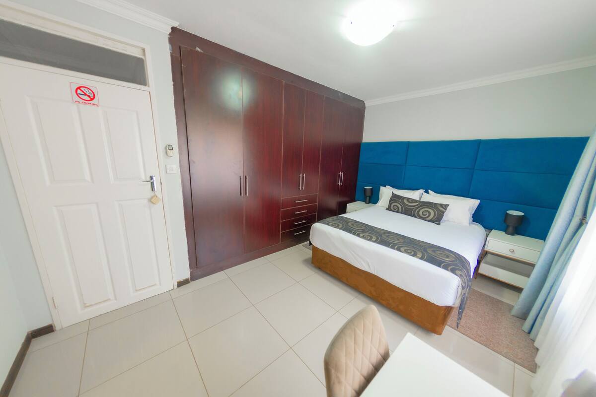 Deluxe Double Room | In-room safe, desk, iron/ironing board (on request), WiFi (free)
