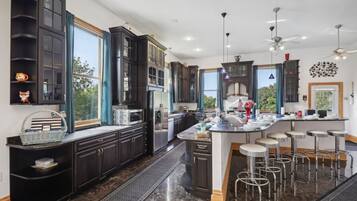 Microwave, oven, dishwasher, coffee/tea maker