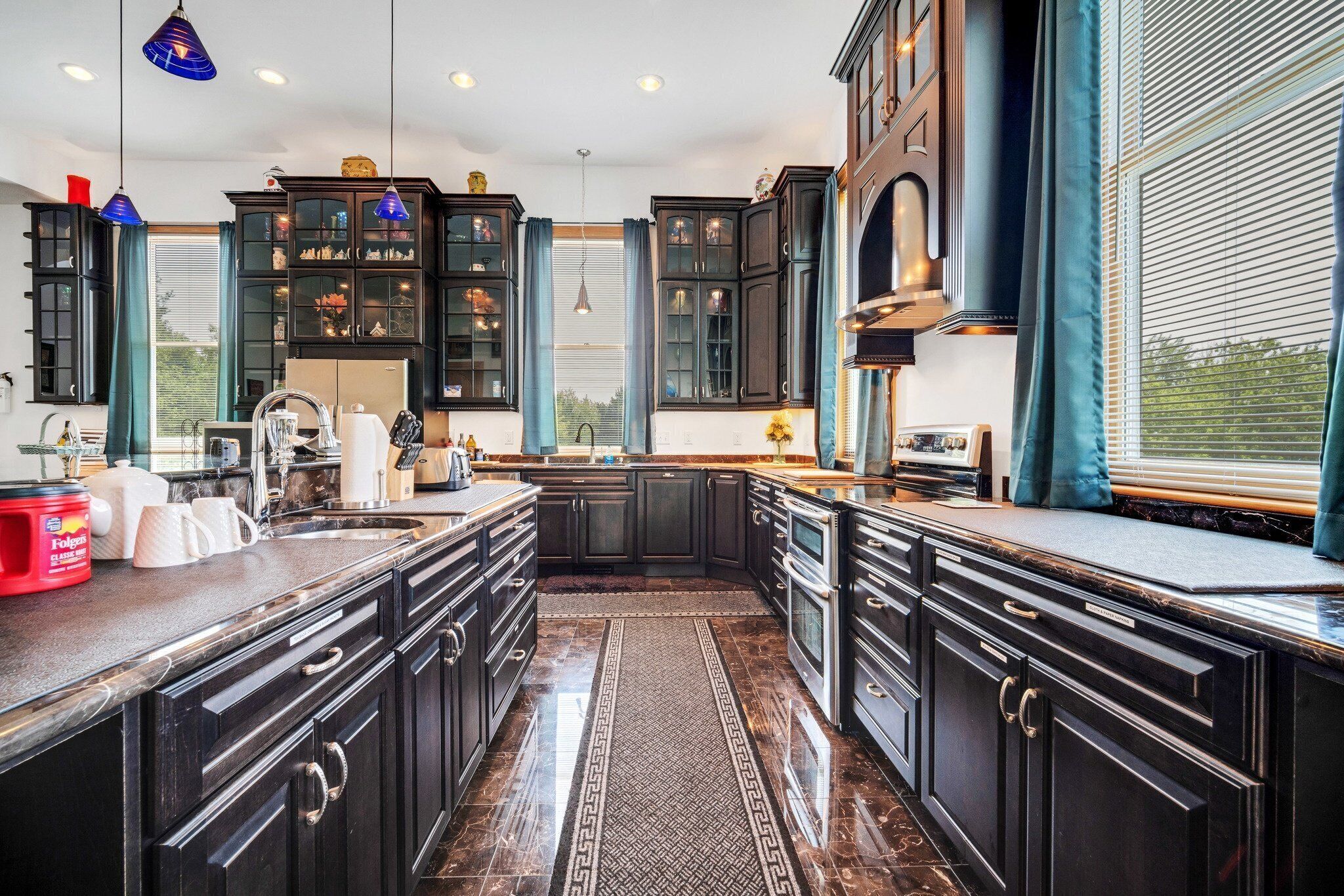 Microwave, oven, dishwasher, coffee/tea maker