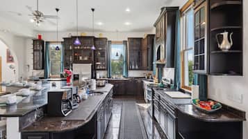 Microwave, oven, dishwasher, coffee/tea maker