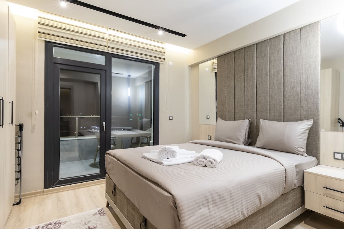 1 bedroom, premium bedding, down comforters, memory foam beds