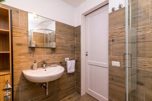 Family Apartment, Multiple Bedrooms (Dimora Oleandro 50m From Beach) | Bathroom