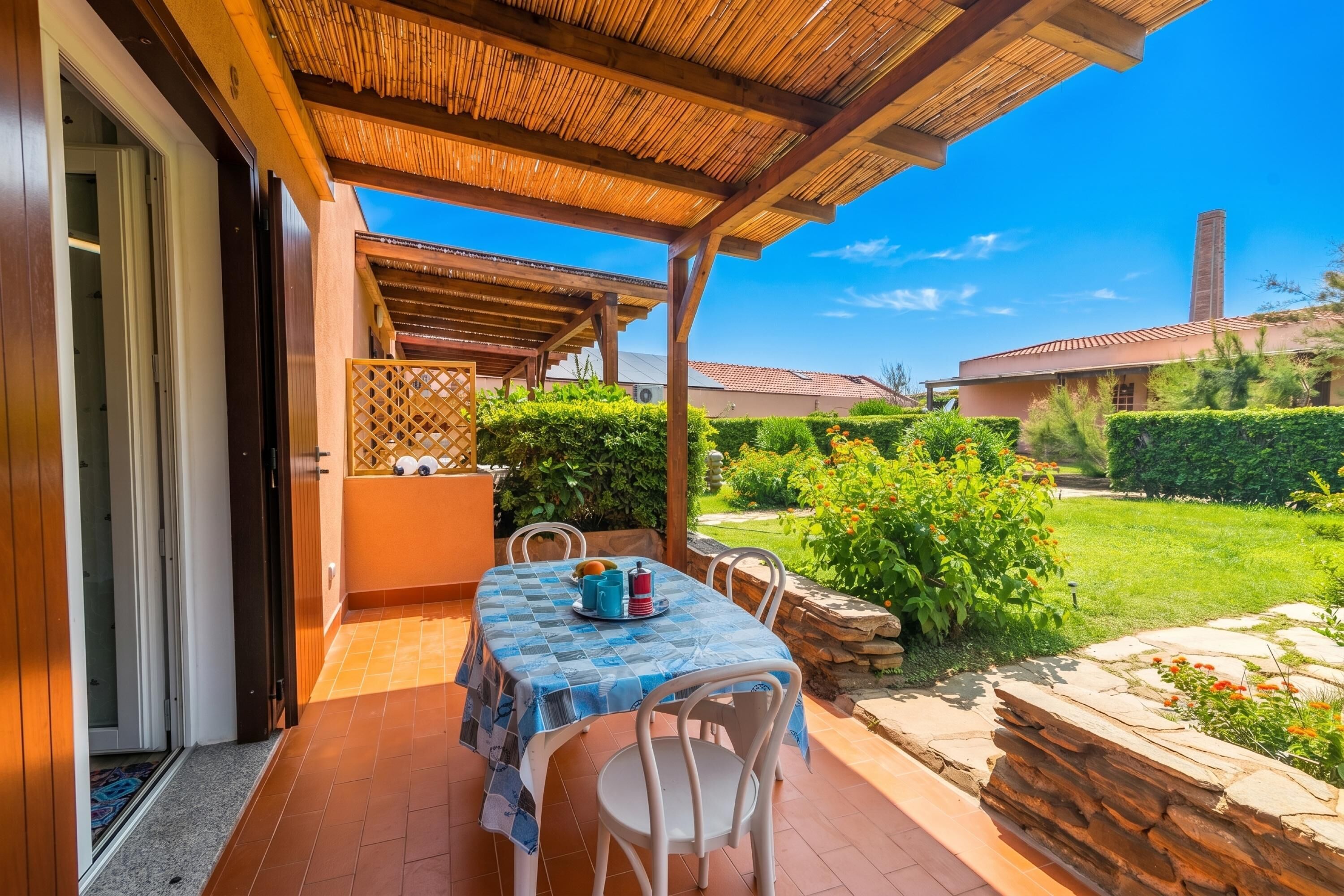 Familie appartement, meerdere slaapkamers (Dimora Oleandro 50m From Beach) | Buiten dineren