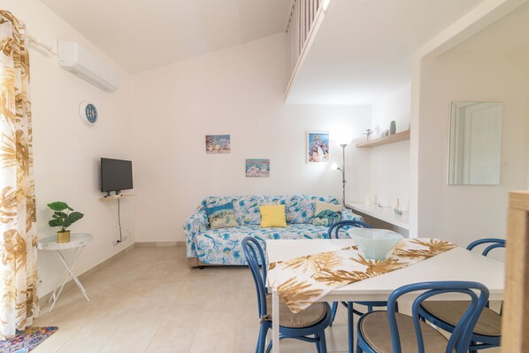 Family Apartment, Multiple Bedrooms (Dimora Ibiscus 50m From Beach) | Dining