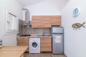 家庭公寓, 多間臥室 (Dimora Oleandro 50m From Beach) | 私人廚房 | 電冰箱、微波爐、爐台、鍋具/餐盤/廚房用品