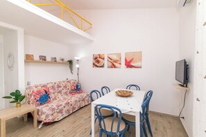 Family Apartment, 2 Bedrooms (Dimora Oleandro 50m From Beach) | Dining