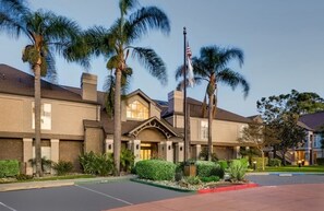 Exterior - Spacious Two-Bedroom Suite with Free Breakfast and Outdoor Pool Access! (Sunnyvale)
