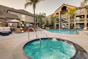 Pool - Spacious Two-Bedroom Suite with Free Breakfast and Outdoor Pool Access! (Sunnyvale)