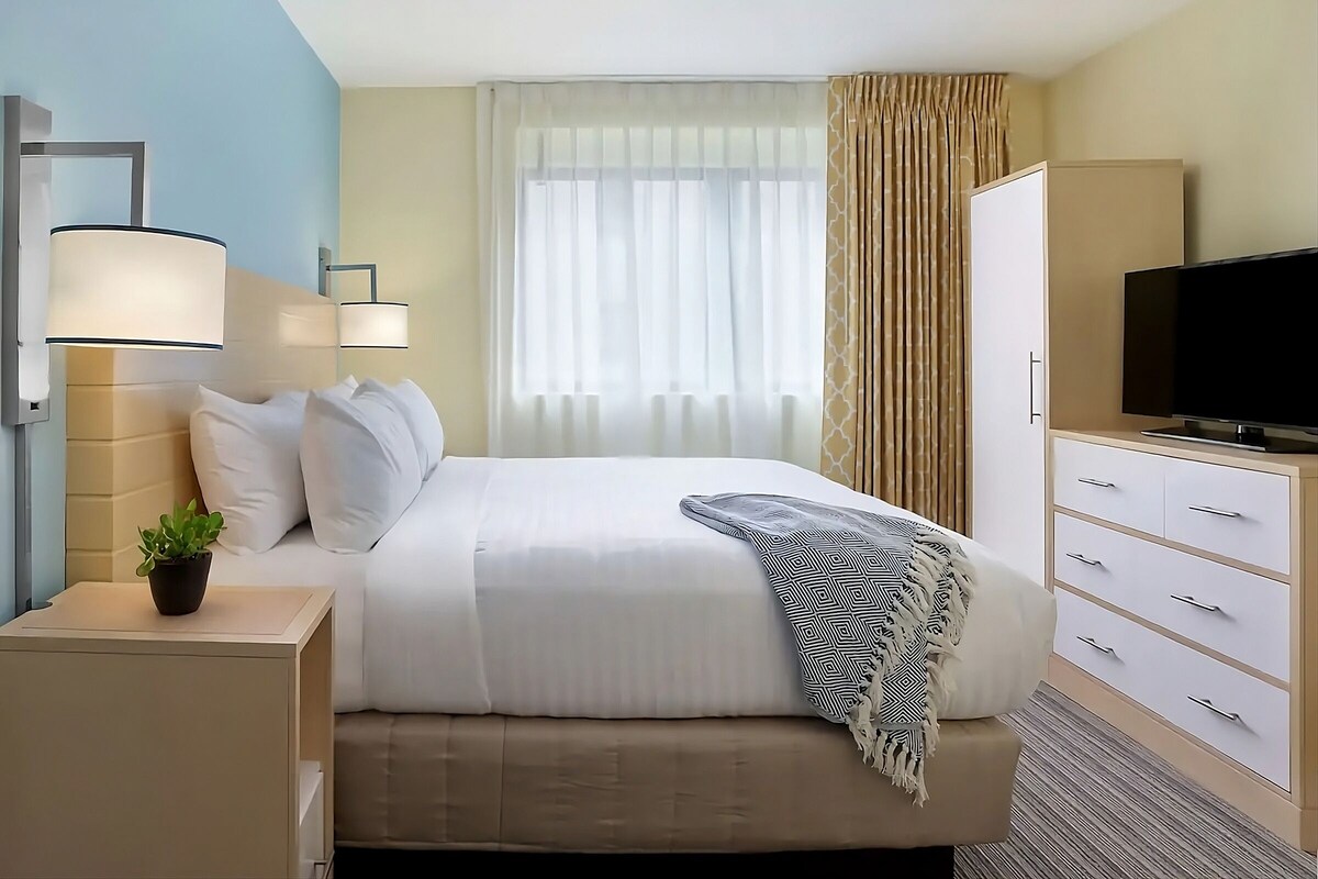 Perfect Downtown Base w/Spacious Rooms, Ideal for Musical Legends Park